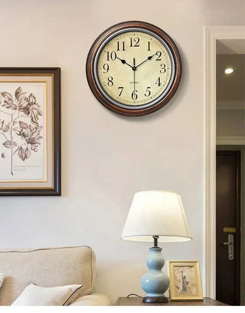 Horloge murale classique avec de grands chiffres faciles à lire