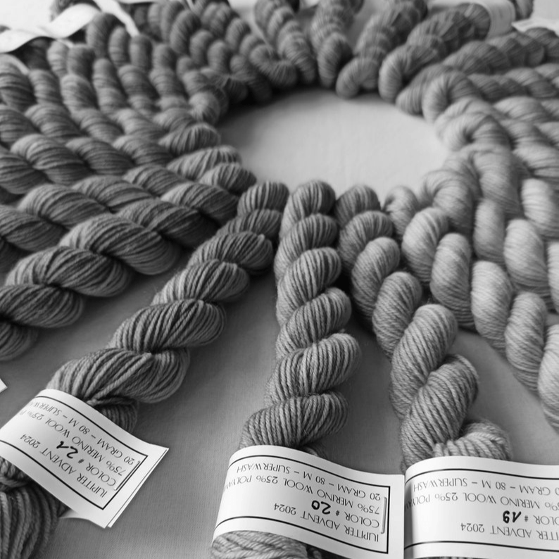 WoolMagic – Calendrier de l'Avent avec 24 surprises en laine – Pour les amateurs de tricot et de crochet