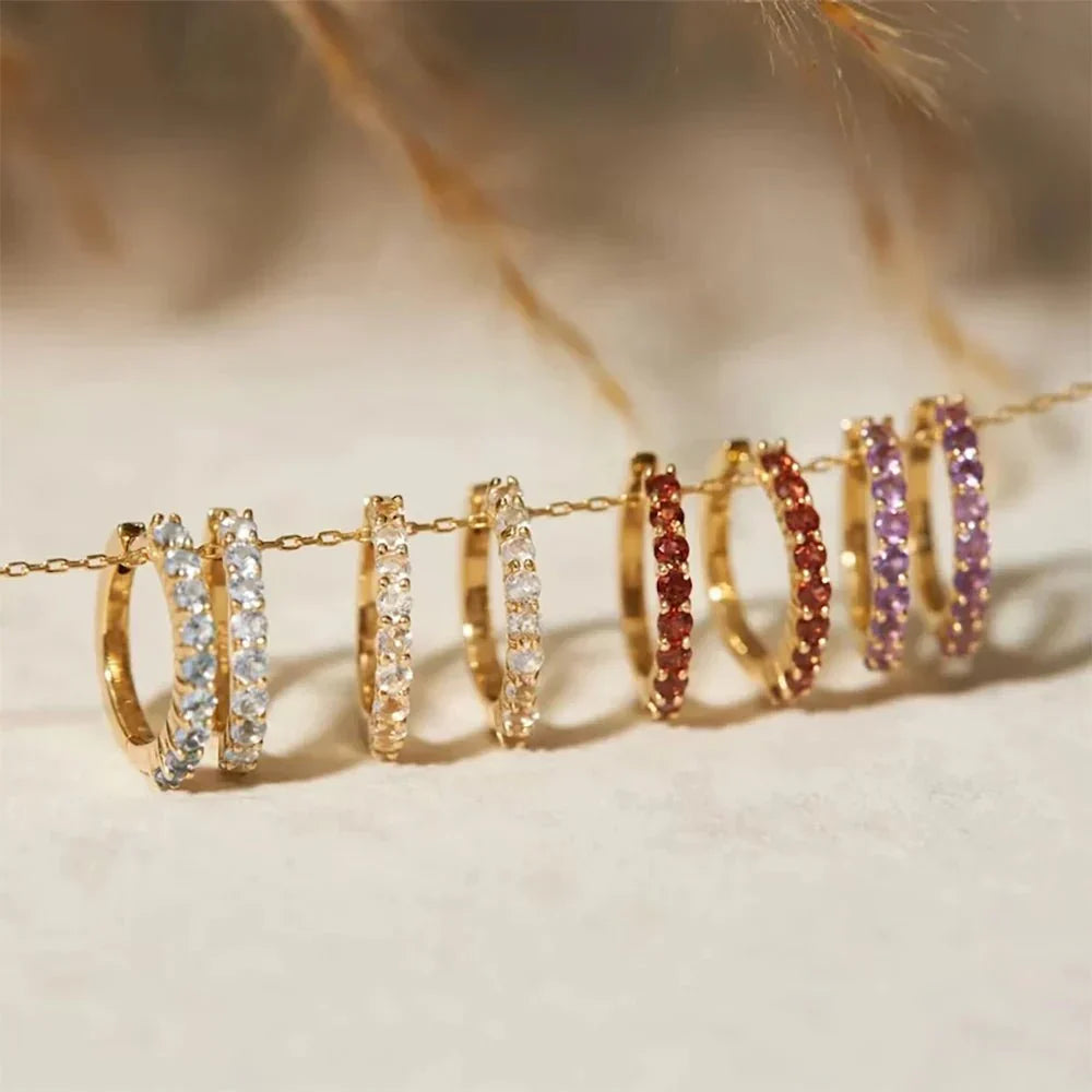 Boucles d'oreilles Huggie créoles délicates avec pierre de naissance