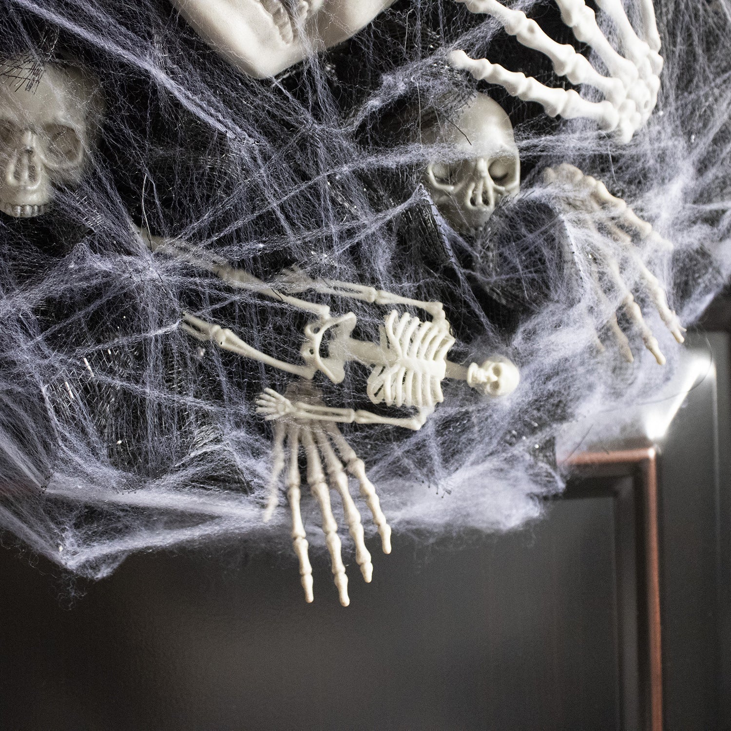 Couronne effrayante – Guirlande squelette en filet pour Halloween, décoration porte et mur (45×45×10 cm)