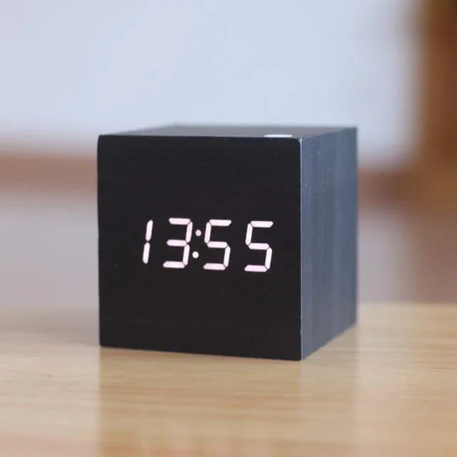Horloge Numérique Moderne en Bois
