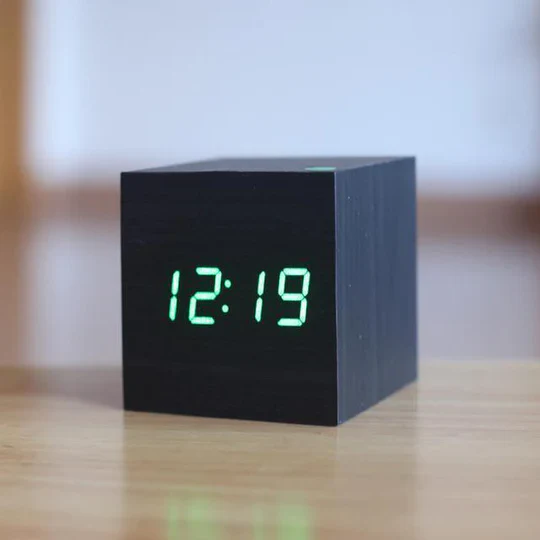 Horloge Numérique Moderne en Bois