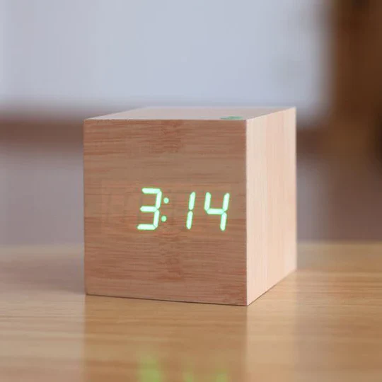 Horloge Numérique Moderne en Bois