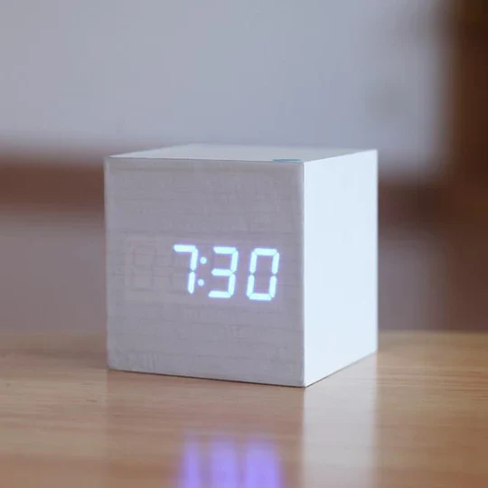 Horloge Numérique Moderne en Bois
