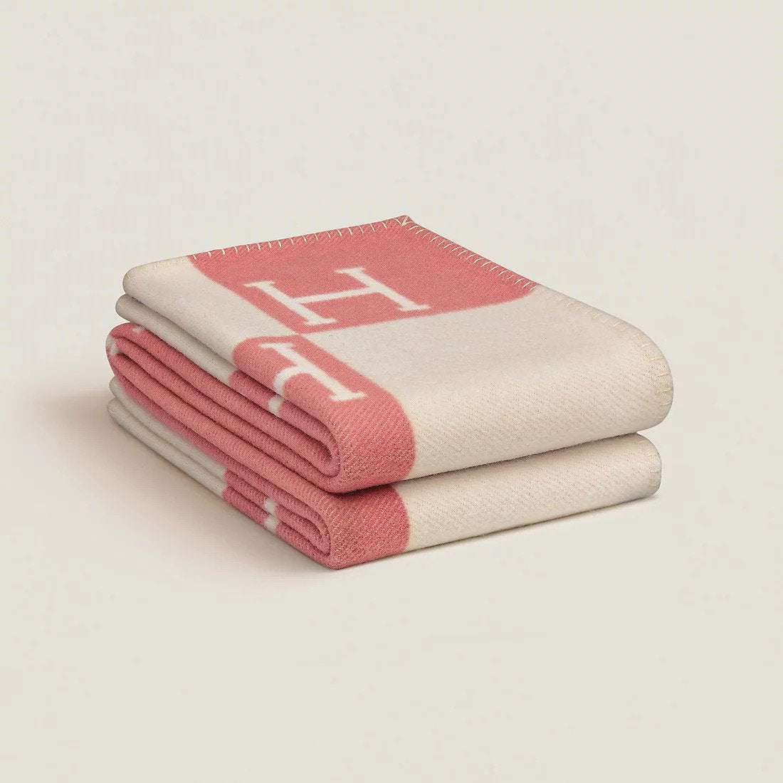 Plaid en laine et cachemire rose en gros plan