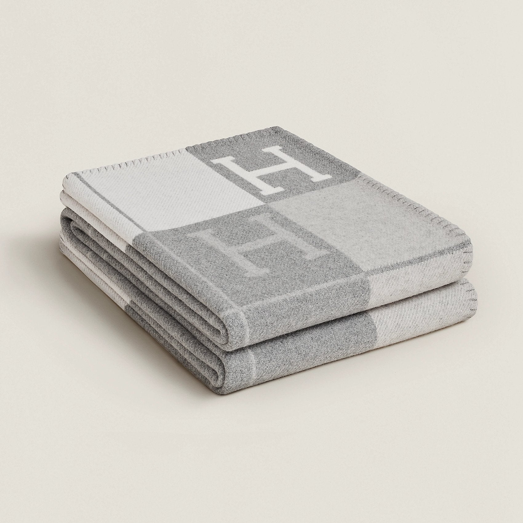 Plaid en laine et cachemire gris plié