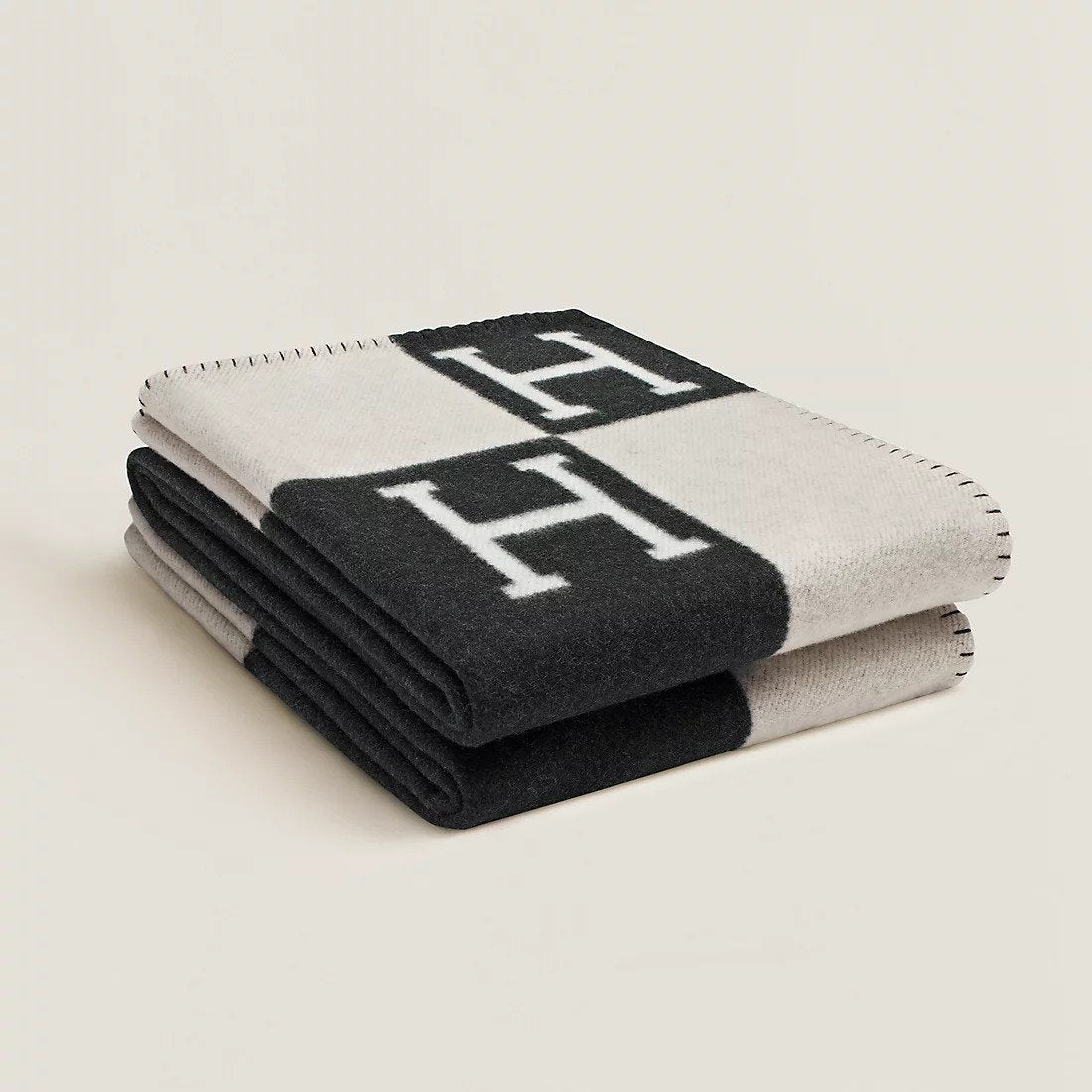 Plaid en laine et cachemire noir sur un canapé