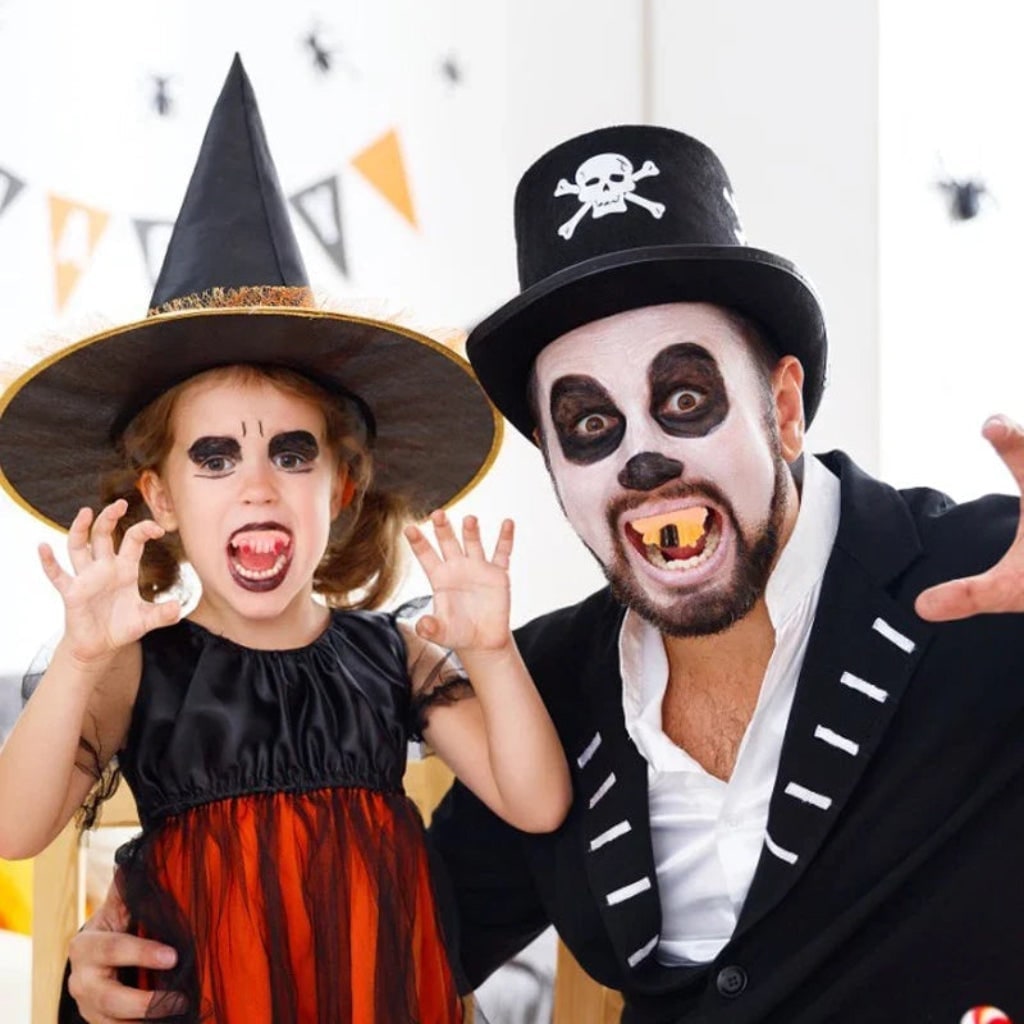 Fausses dents d'Halloween et options de vampire avec des motifs tordus et crocs pour fête costumée