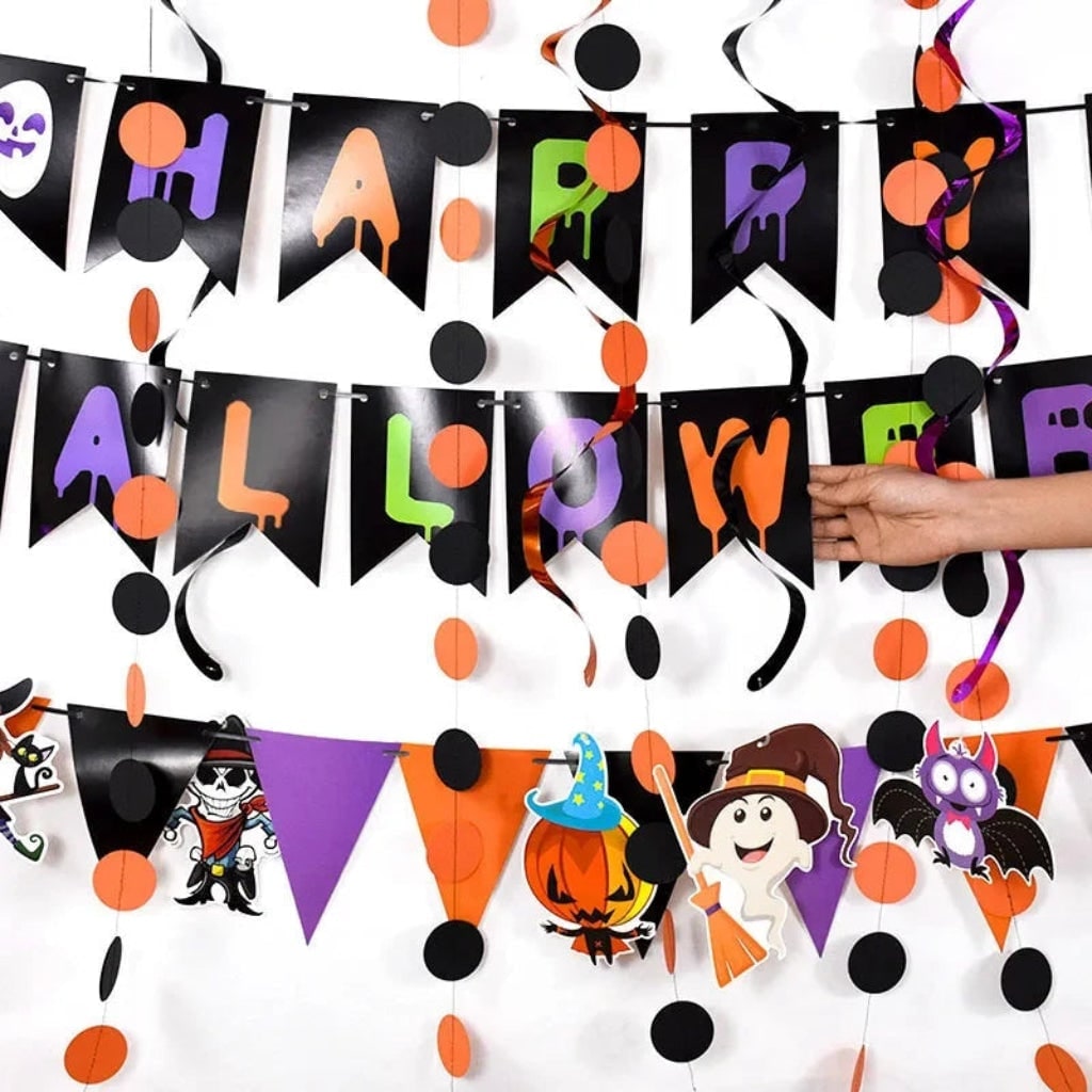 Décorations de fête d'Halloween et ensemble extérieur avec guirlande de bannières et tourbillons suspendus pour décoration murale