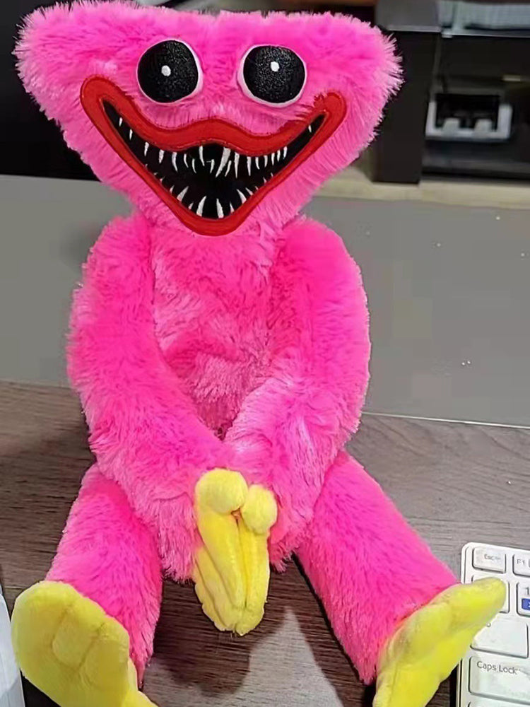 Jouet en peluche Huggy Wuggy dans les bras d'un enfant