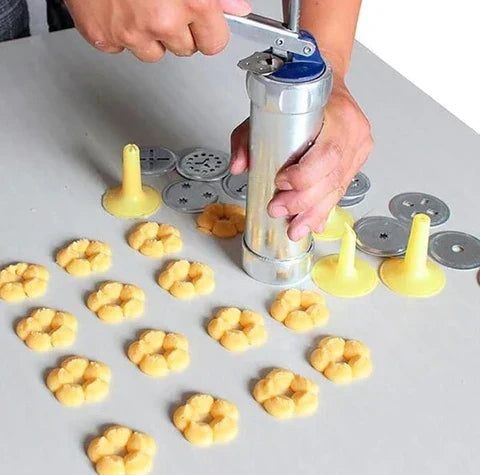 Presse à biscuits pour pâtissiers amateurs et passionnés, avec différentes formes et options de décoration.