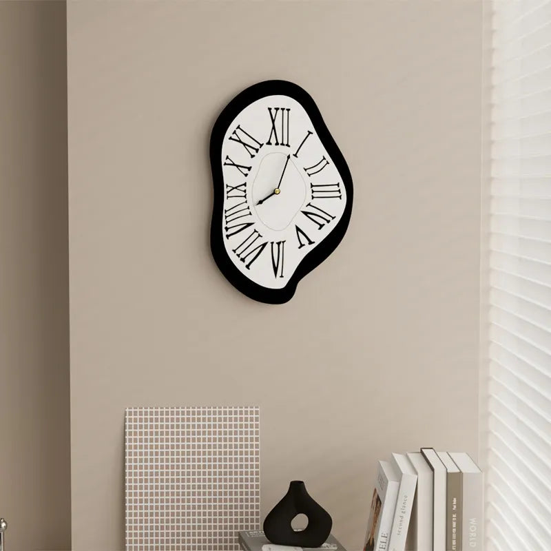 Horloge de décoration murale surréaliste moderne │ Horloge décorative romaine avec chiffres de jardin Salvador Dali