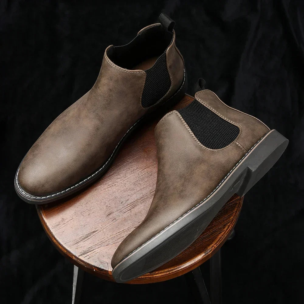 Boots Chelsea homme à panneaux élastiques latéraux et languette arrière, semelle à coutures contrastées, 3 coloris ou lo