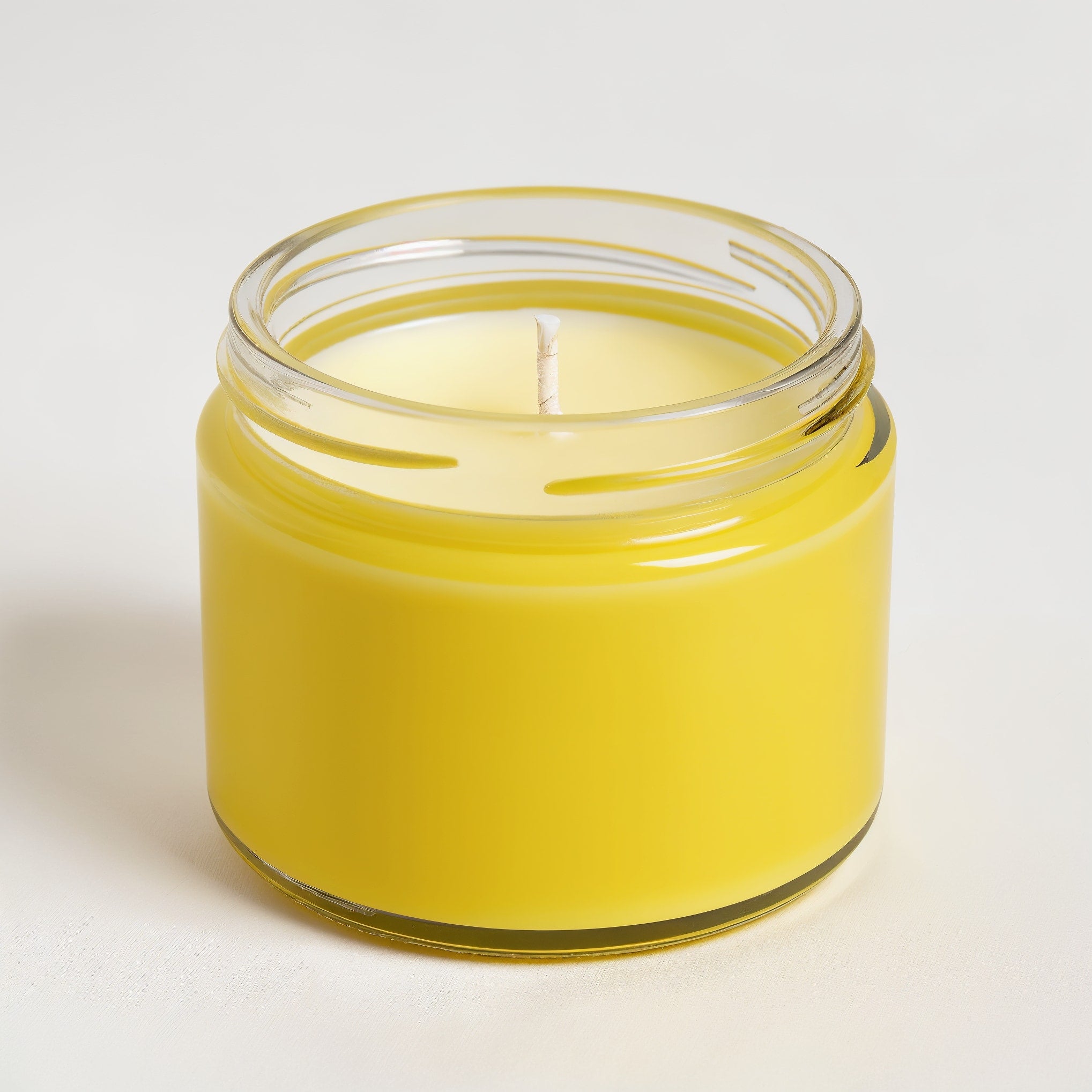 Bougie à la citronnelle en cire de soja NARSAGO — pot jaune vif au design minimaliste