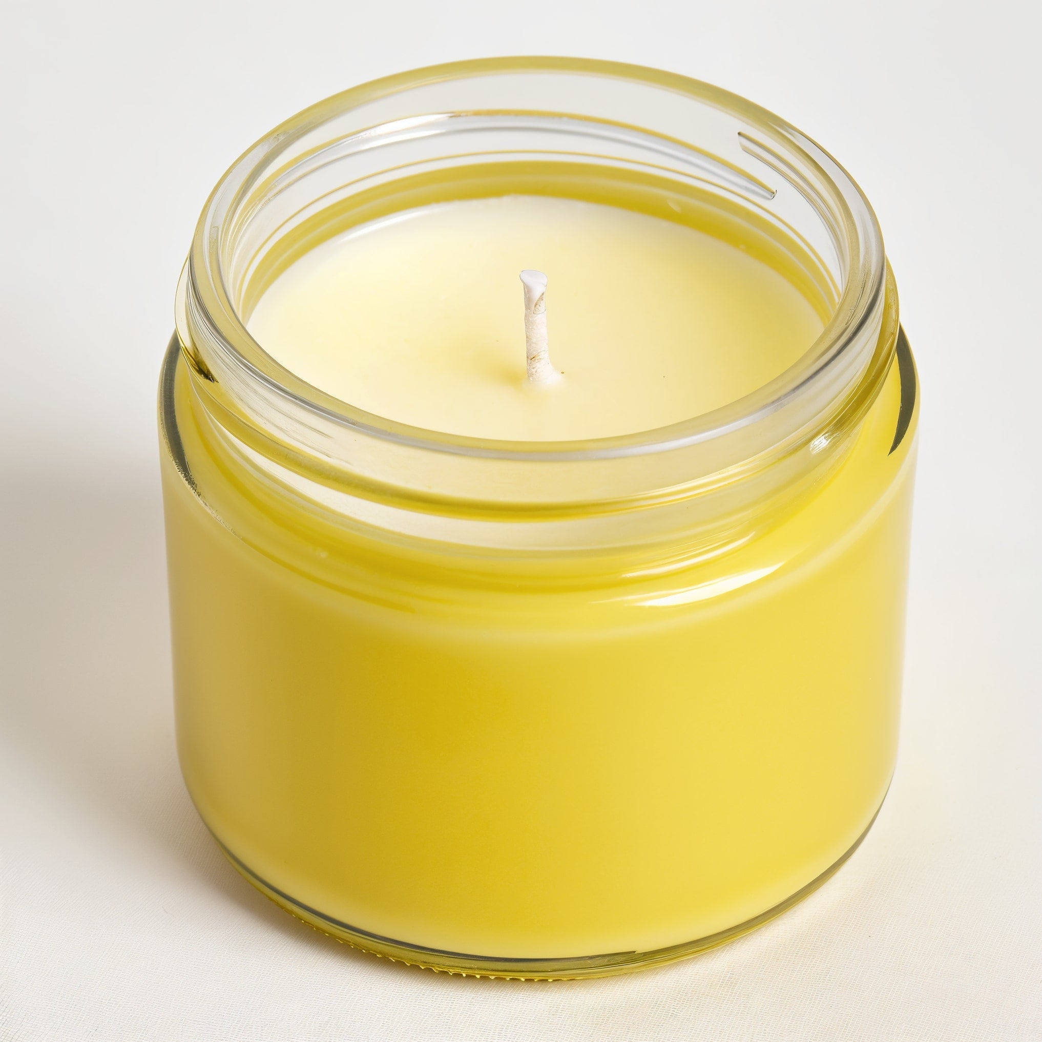 Bougie à la citronnelle en cire de soja NARSAGO — pot jaune vif au design minimaliste