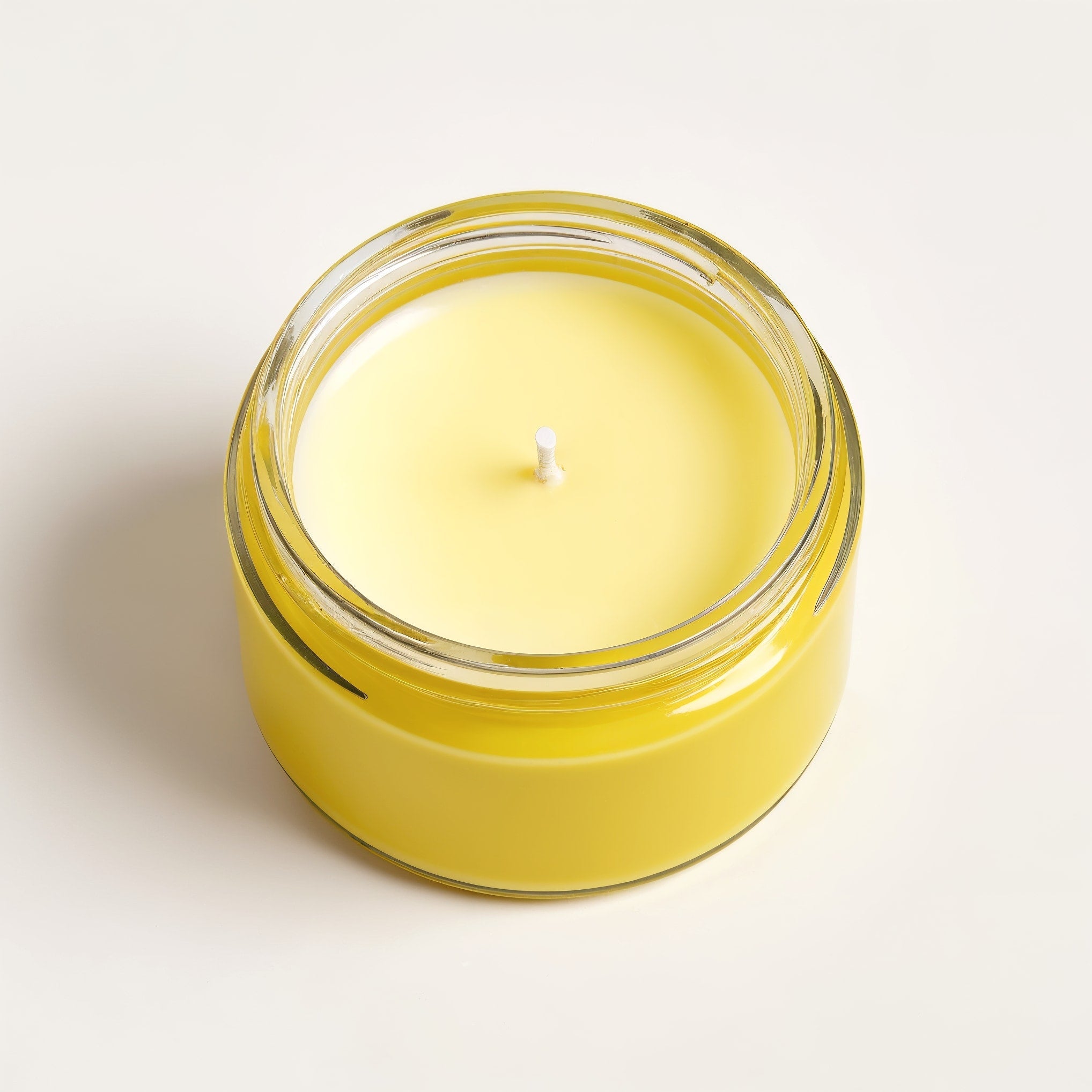 Bougie à la citronnelle en cire de soja NARSAGO — pot jaune vif au design minimaliste