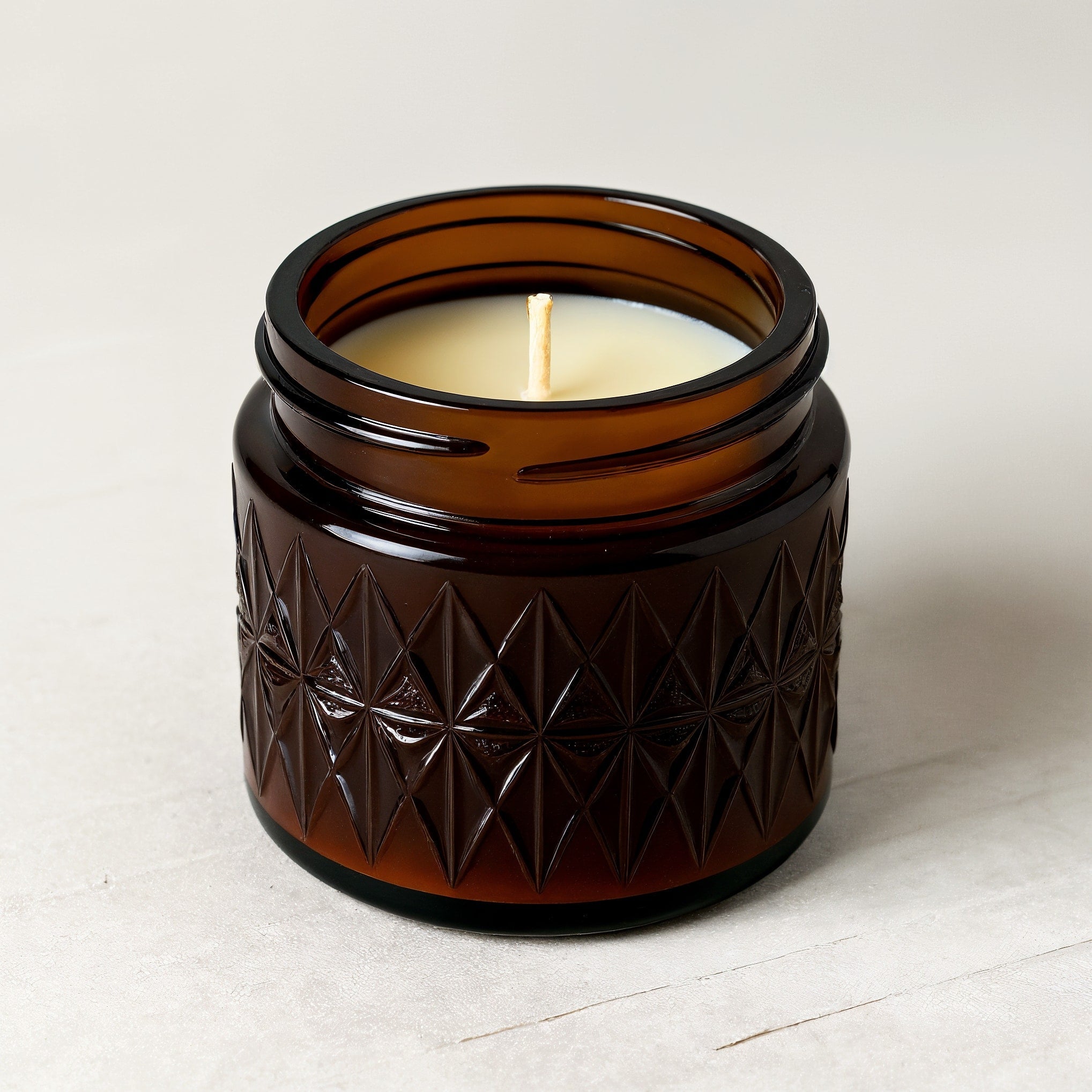 Bougie en cire de soja Cèdre Musc NARSAGO — Pot marron foncé avec texture en relief