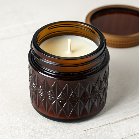 Bougie en cire de soja Cèdre Musc NARSAGO — Pot marron foncé avec texture en relief