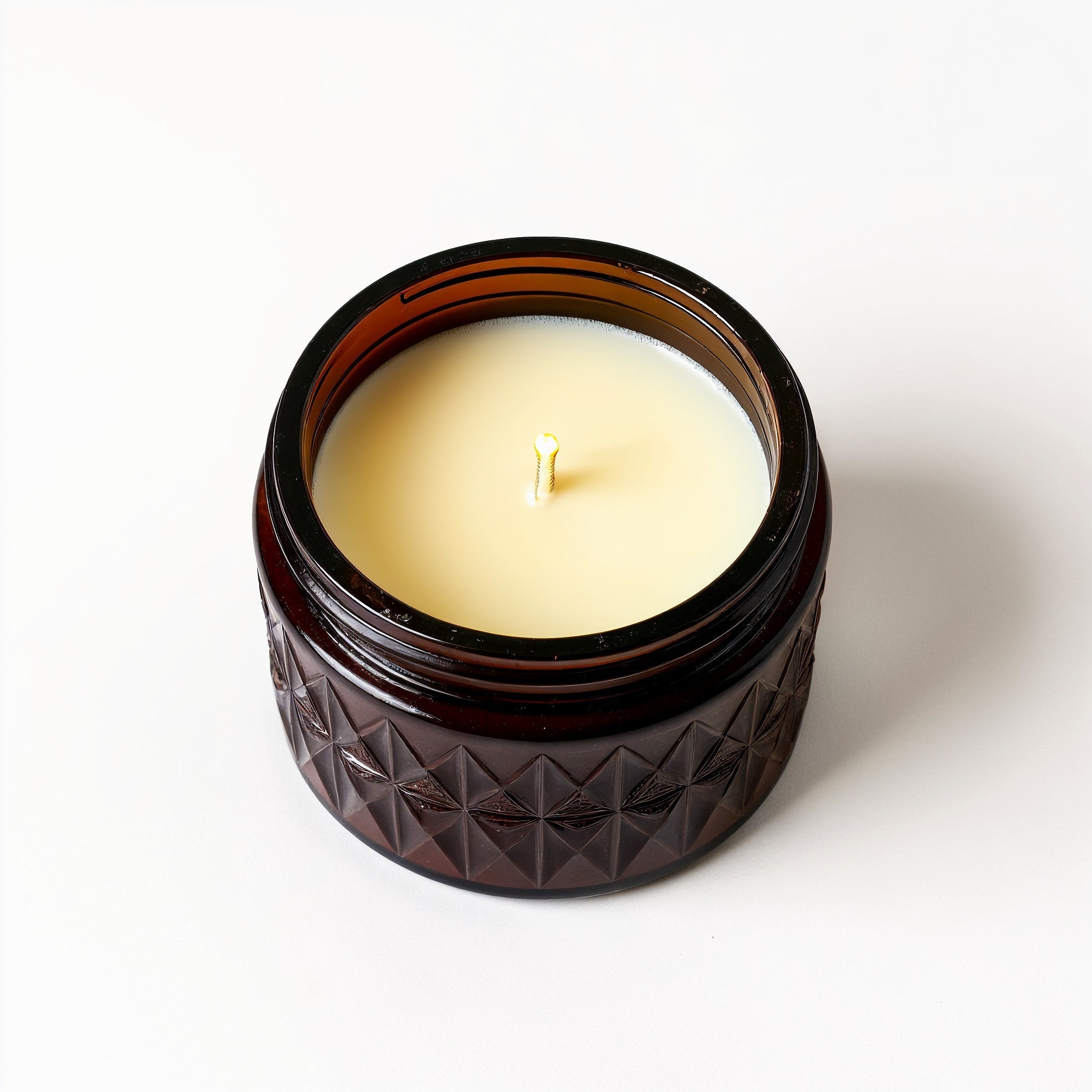 Bougie en cire de soja Cèdre Musc NARSAGO — Pot marron foncé avec texture en relief