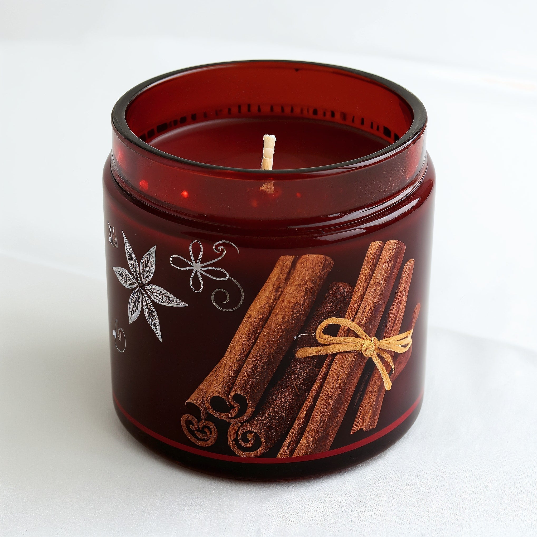 Bougie parfumée à la cire de soja Cannelle épicée — pot rouge foncé avec motif cannelle