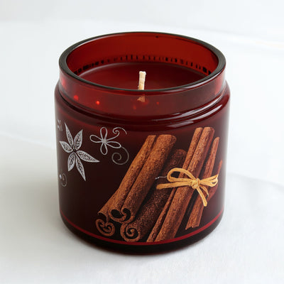 Bougie parfumée à la cire de soja Cannelle épicée — pot rouge foncé avec motif cannelle
