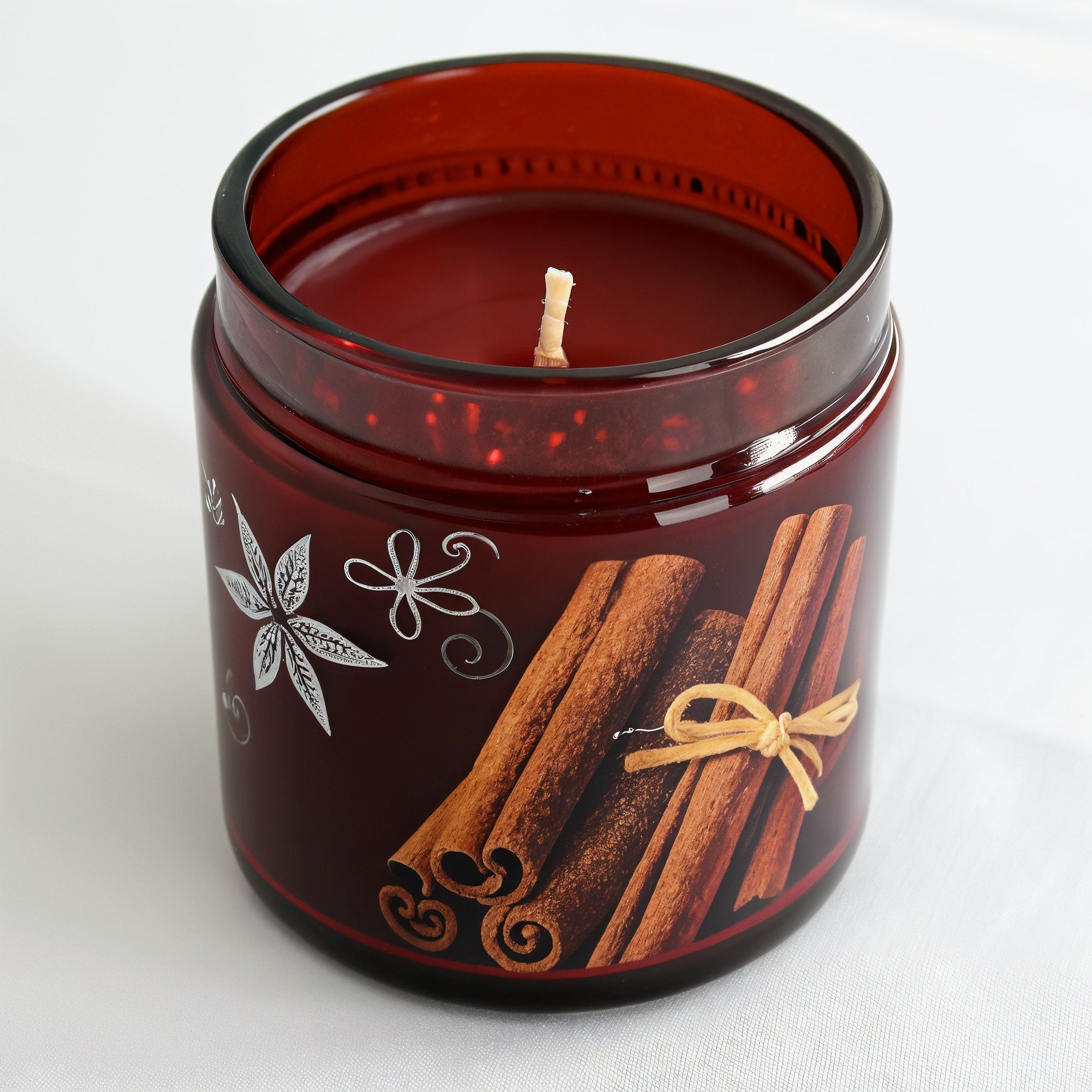 Bougie parfumée à la cire de soja Cannelle épicée — pot rouge foncé avec motif cannelle