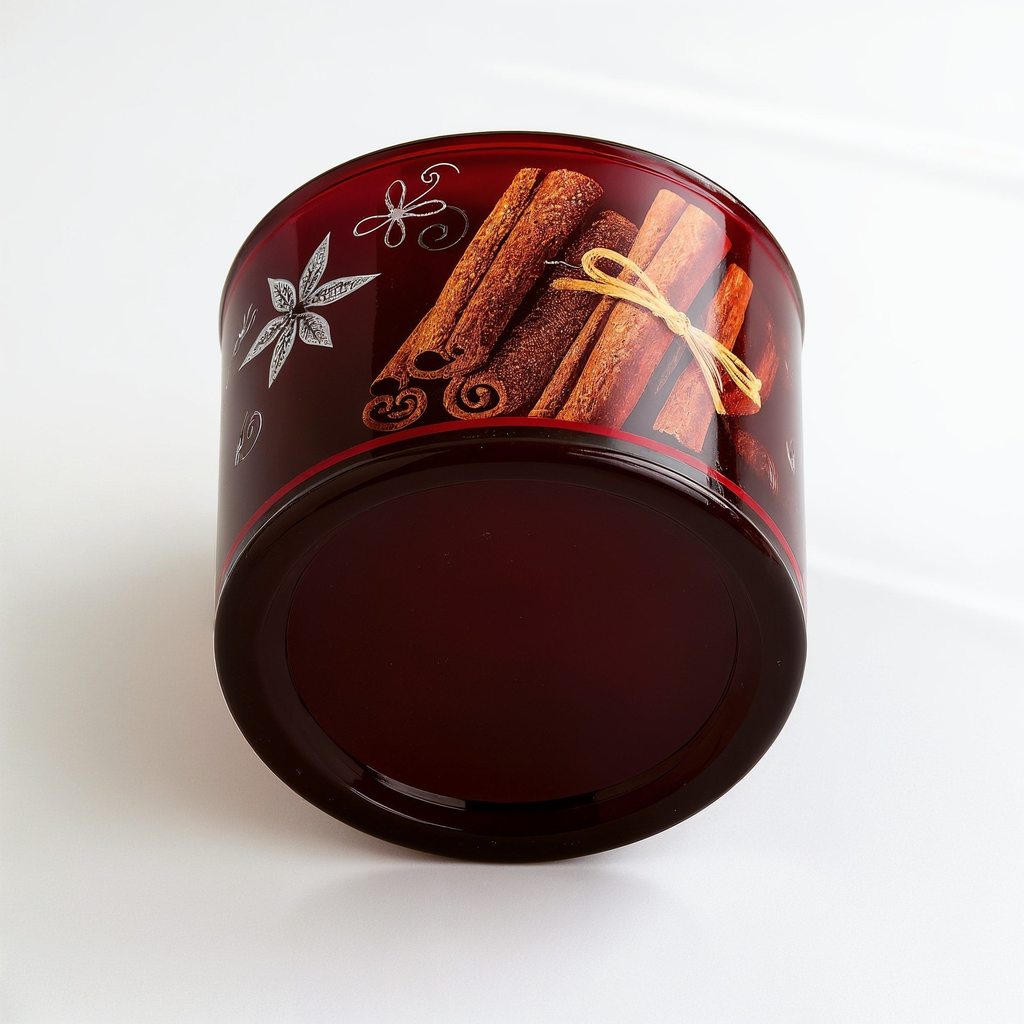 Bougie parfumée à la cire de soja Cannelle épicée — pot rouge foncé avec motif cannelle