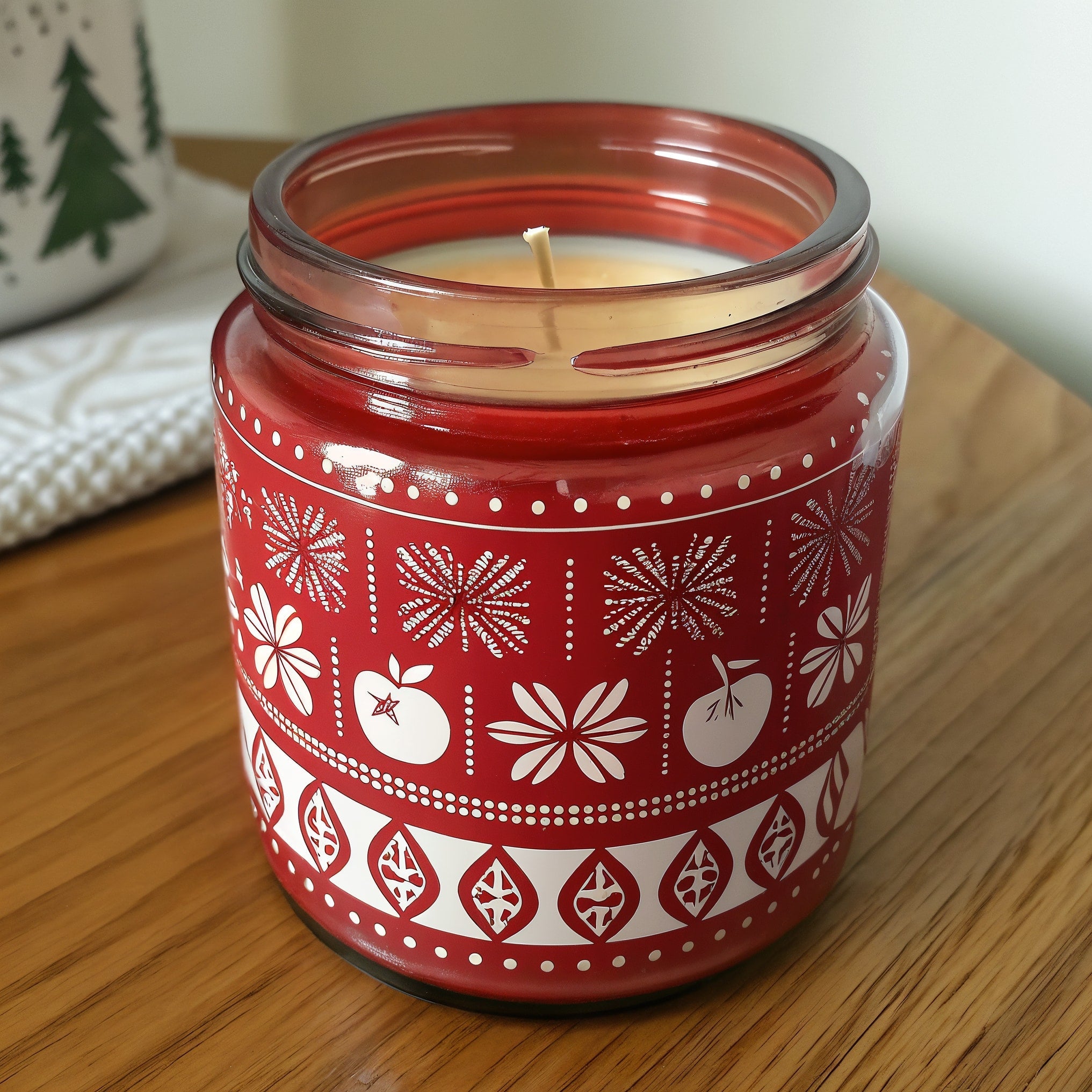 Bougie parfumée à la cire de soja Pomme épicée NARSAGO — Pot rouge à motif festif