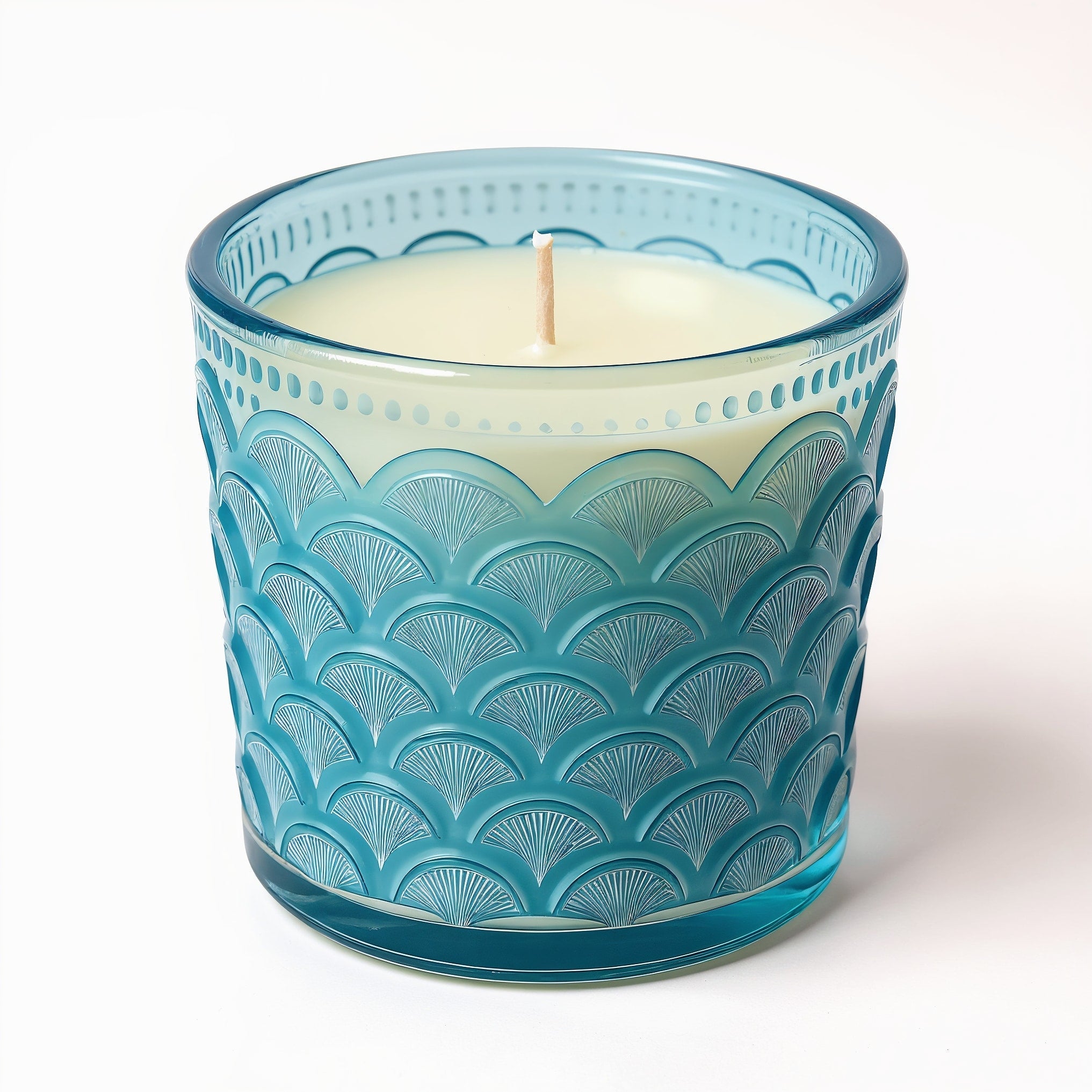 Bougie parfumée Ocean Mist en cire de soja dans un pot en verre bleu avec motif de vagues