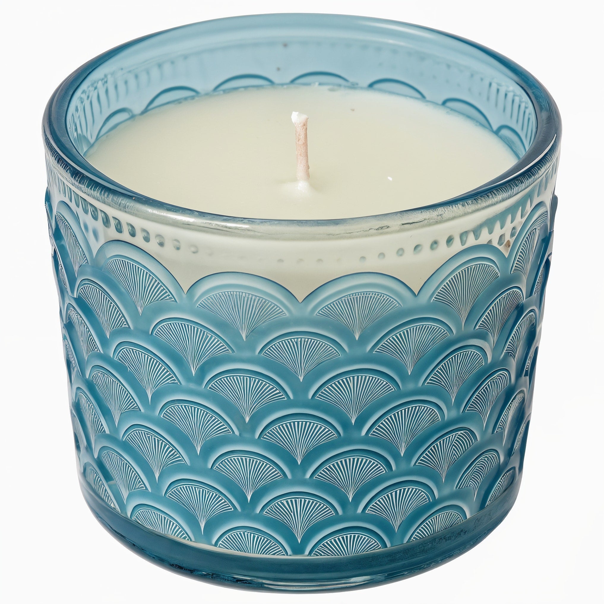 Bougie parfumée Ocean Mist en cire de soja dans un pot en verre bleu avec motif de vagues