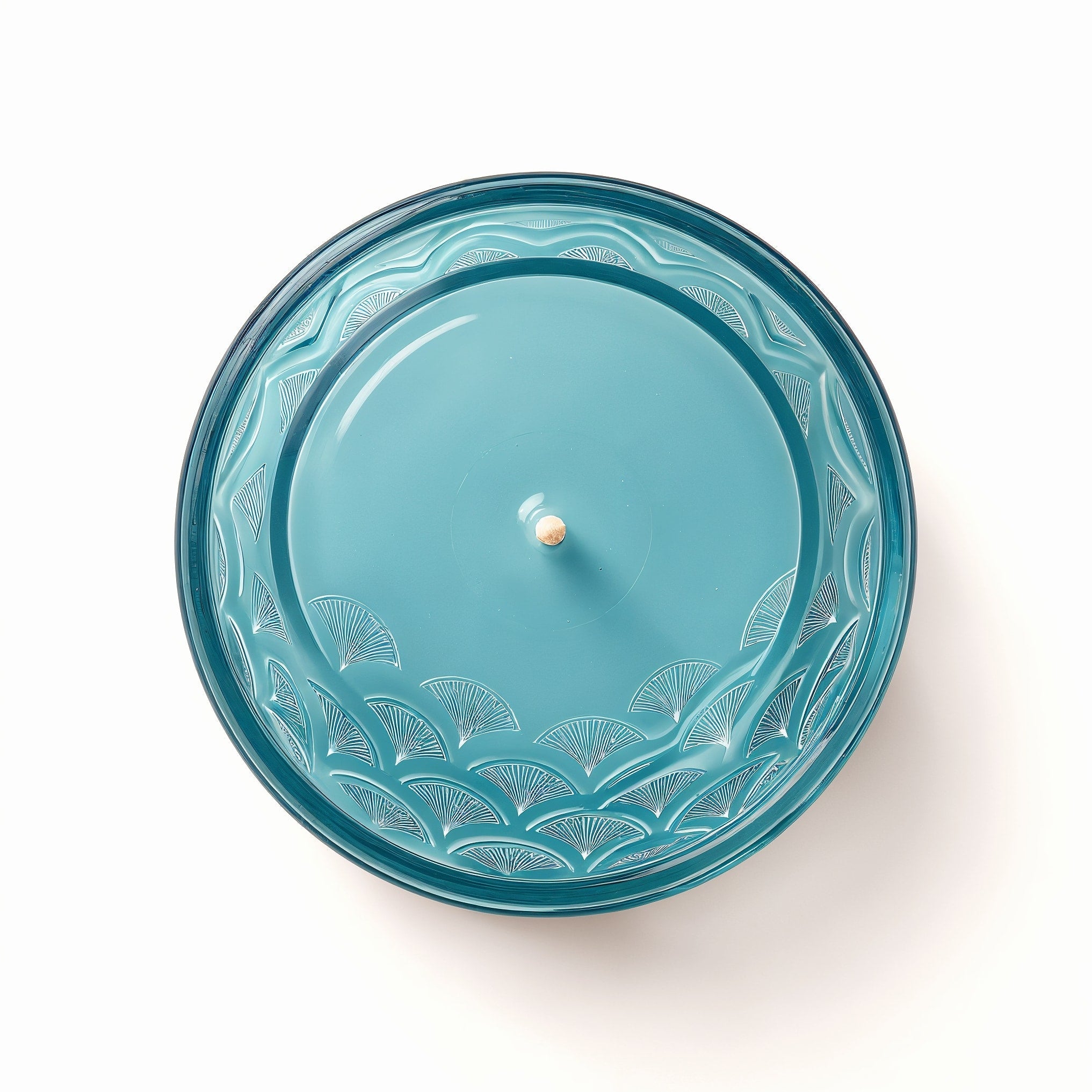 Bougie parfumée Ocean Mist en cire de soja dans un pot en verre bleu avec motif de vagues