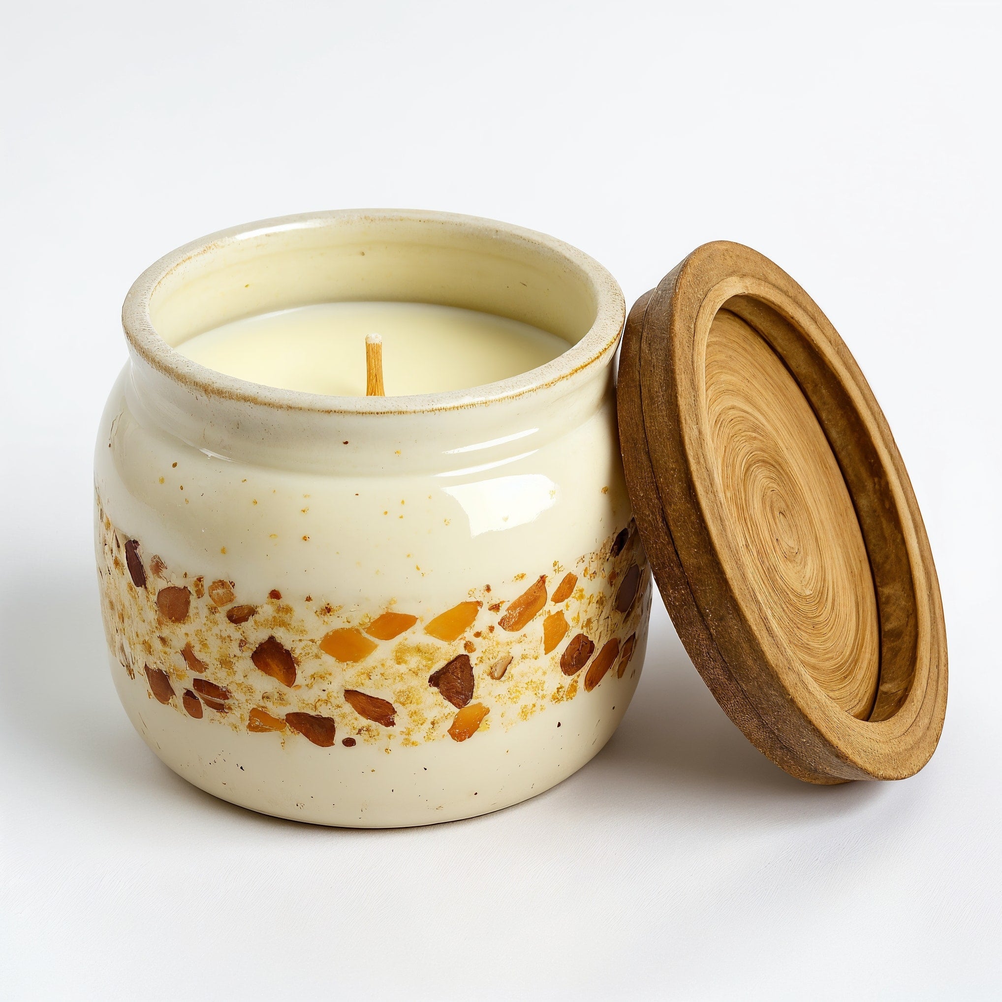 Bougie parfumée vanille ambrée en cire de soja dans un pot ivoire mat avec accents ambrés