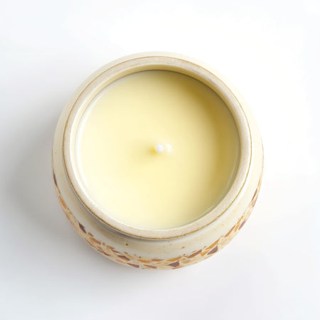 Bougie parfumée vanille ambrée en cire de soja dans un pot ivoire mat avec accents ambrés