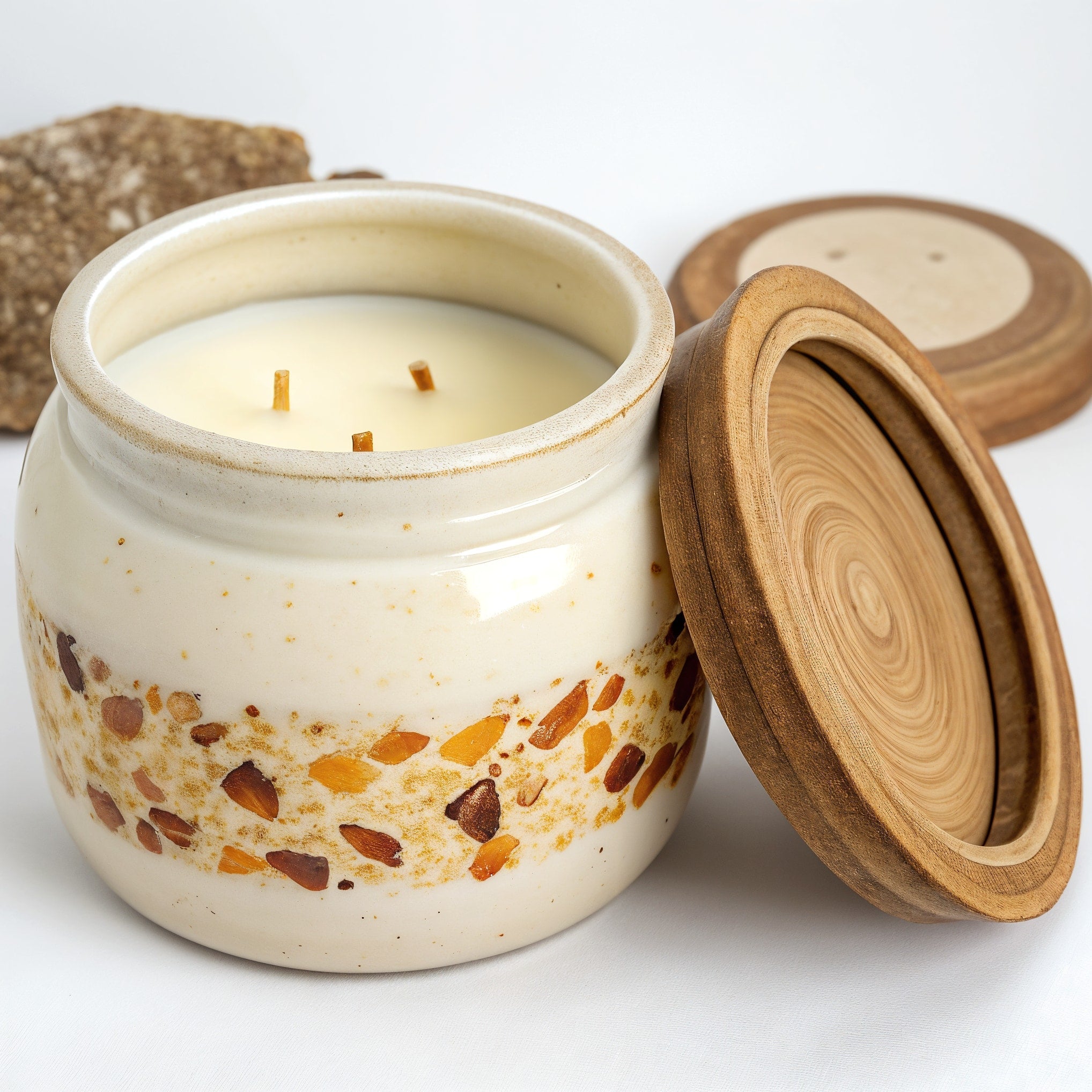 Bougie parfumée vanille ambrée en cire de soja dans un pot ivoire mat avec accents ambrés