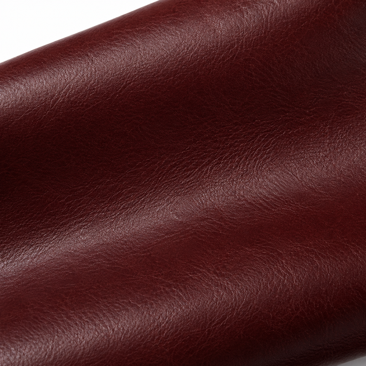 Ceinture bordeaux avec boucle argentée en cuir végétal