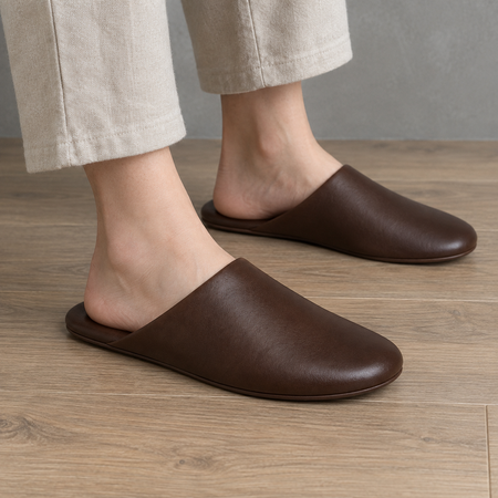 Chaussons homme marron foncé à enfiler à semelle ferme