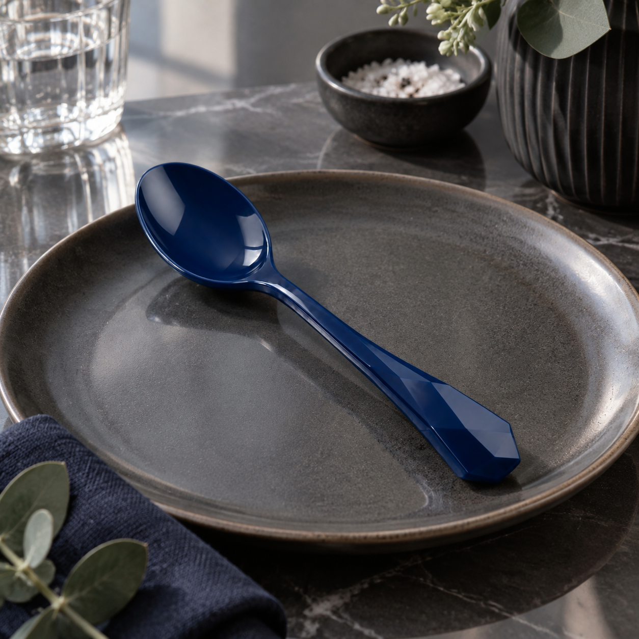 Cuillère facettée bleu profond NARSAGO 15 cm légère pour tous les jours
