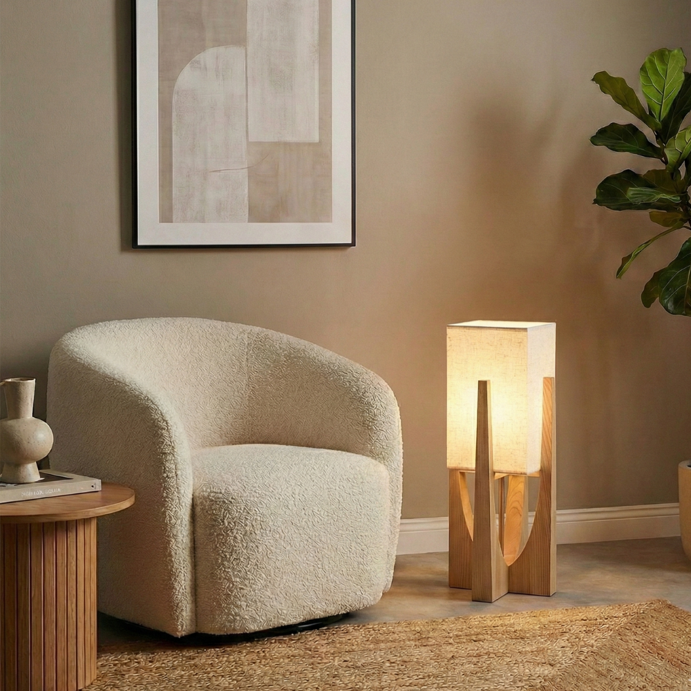 Lampadaire Wabi Sabi avec abat-jour en tissu et base en bois pour salon