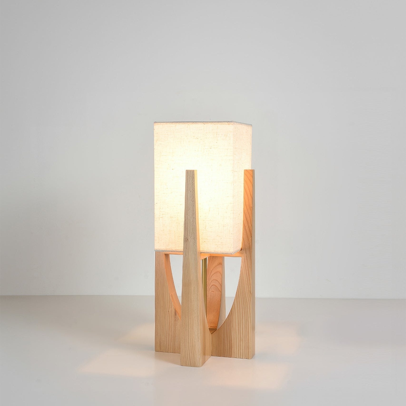 Lampadaire Wabi Sabi avec abat-jour en tissu et base en bois pour salon
