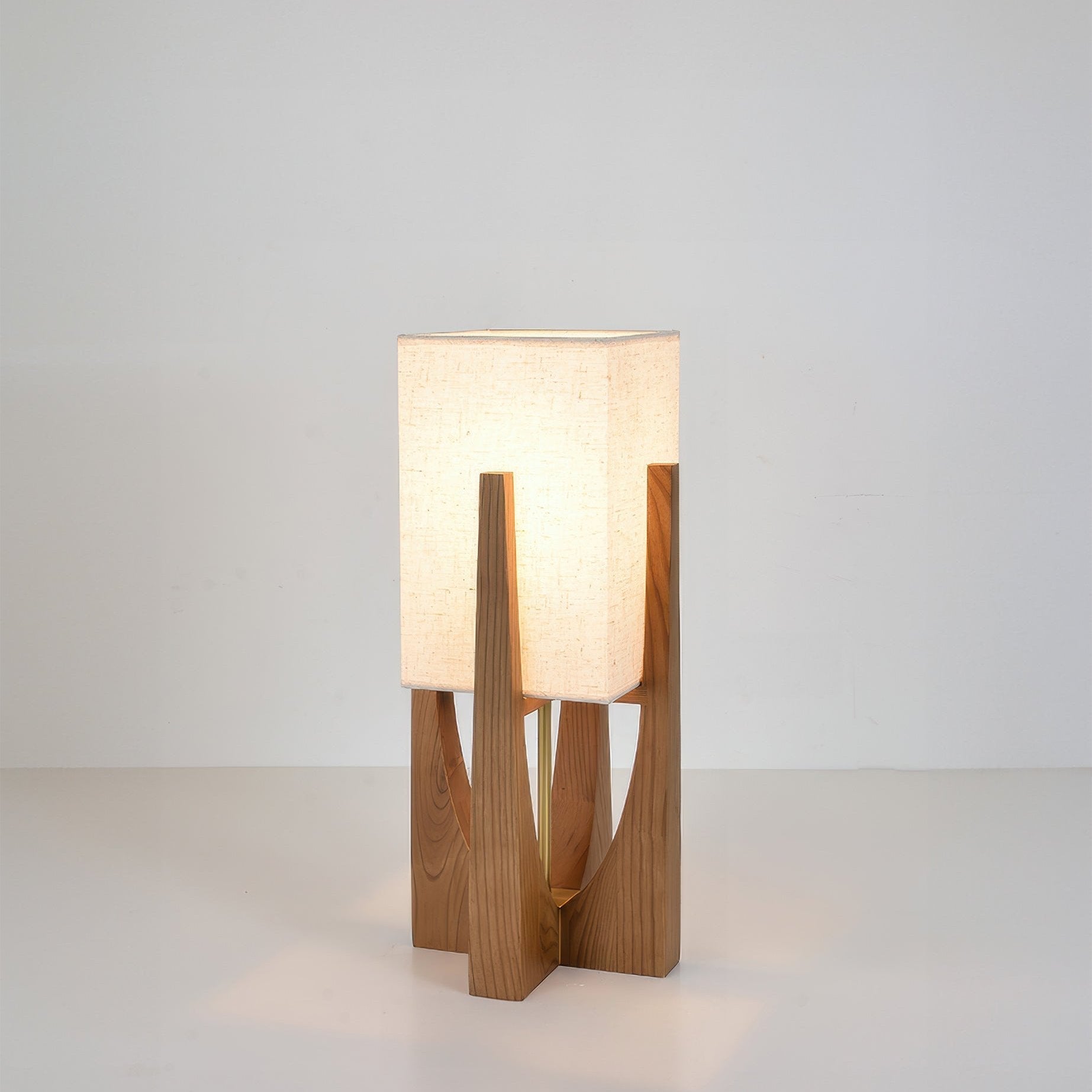 Lampadaire Wabi Sabi avec abat-jour en tissu et base en bois pour salon