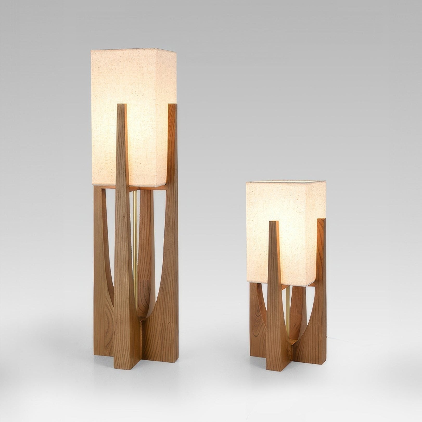 Lampadaire Wabi Sabi avec abat-jour en tissu et base en bois pour salon