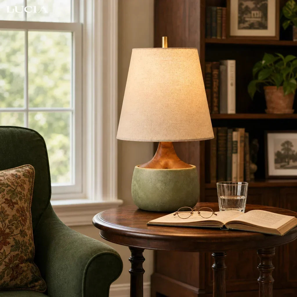 Lampe de table avec base en bois, abat-jour en lin et cylindre aspect ciment | Design moderne