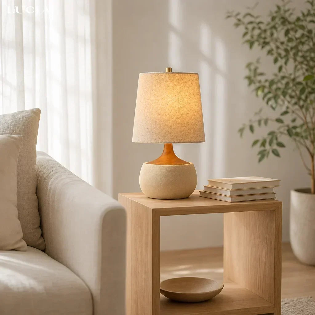 Lampe de table avec base en bois, abat-jour en lin et cylindre aspect ciment | Design moderne