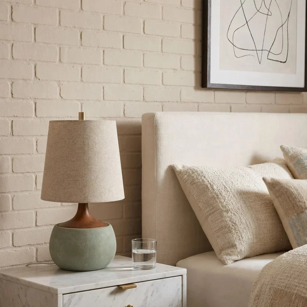 Lampe de table avec base en bois, abat-jour en lin et cylindre aspect ciment | Design moderne