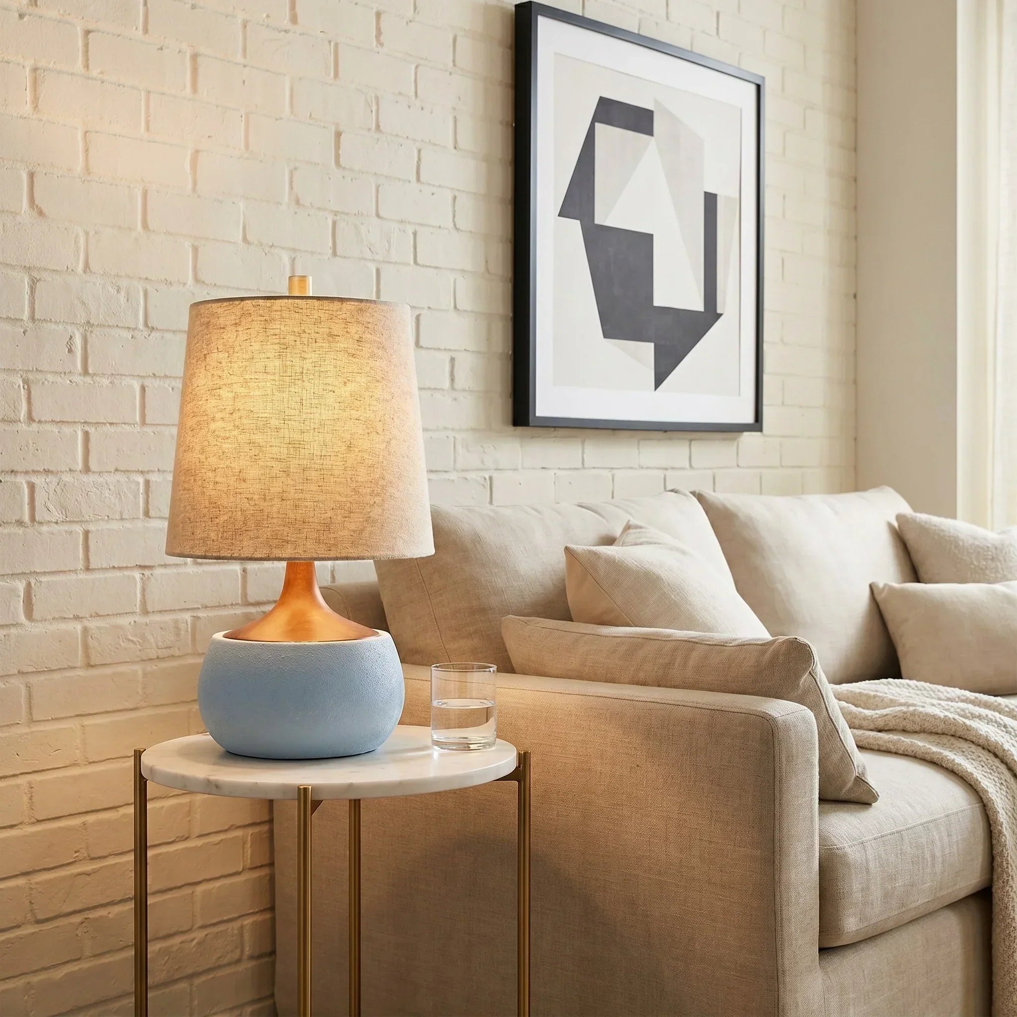 Lampe de table avec base en bois, abat-jour en lin et cylindre aspect ciment | Design moderne