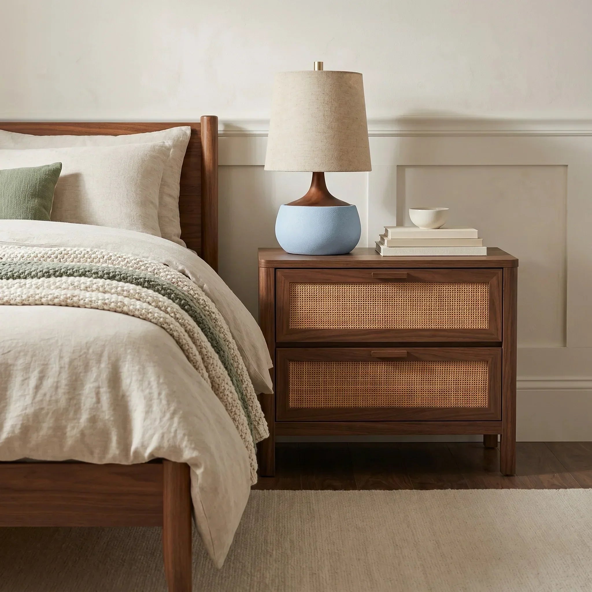Lampe de table avec base en bois, abat-jour en lin et cylindre aspect ciment | Design moderne