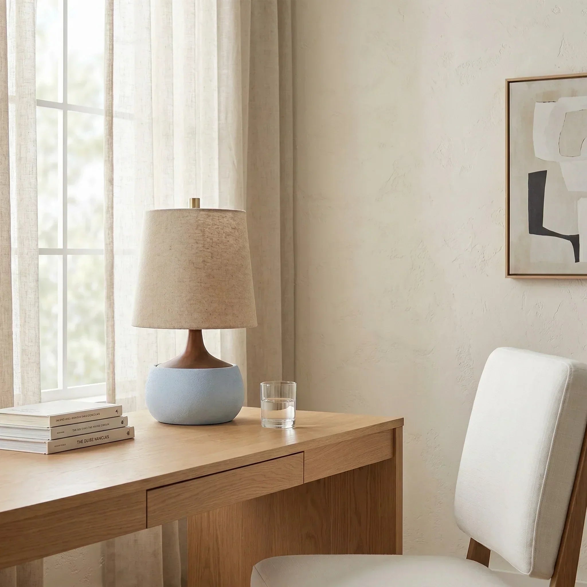 Lampe de table avec base en bois, abat-jour en lin et cylindre aspect ciment | Design moderne