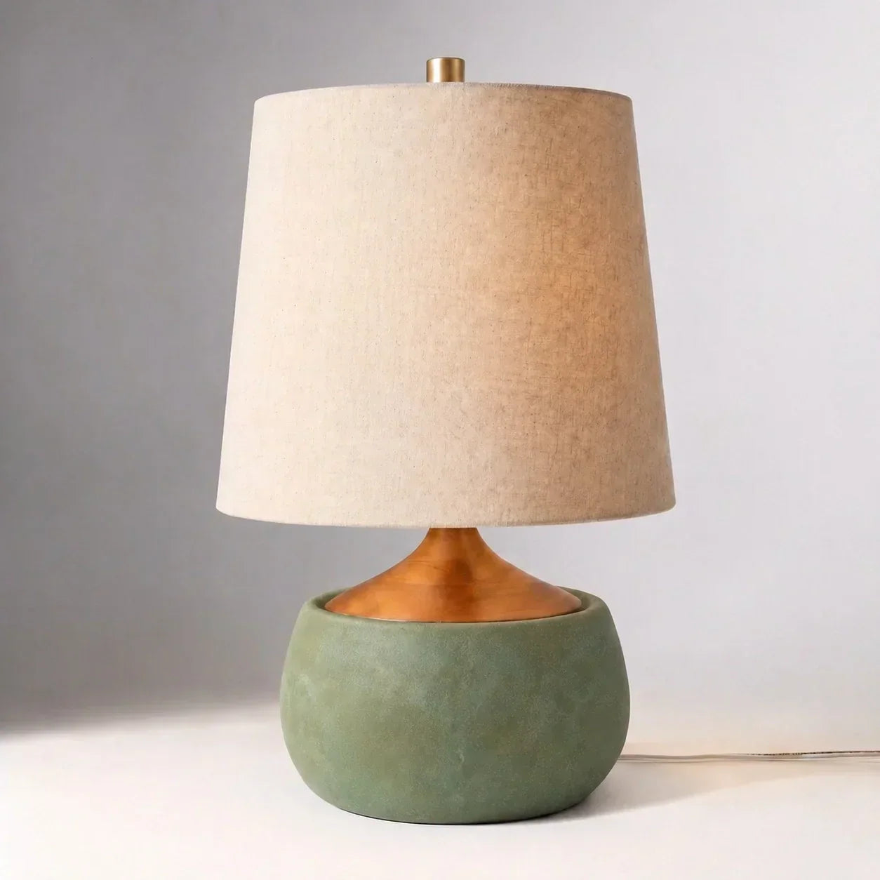Lampe de table avec base en bois, abat-jour en lin et cylindre aspect ciment | Design moderne