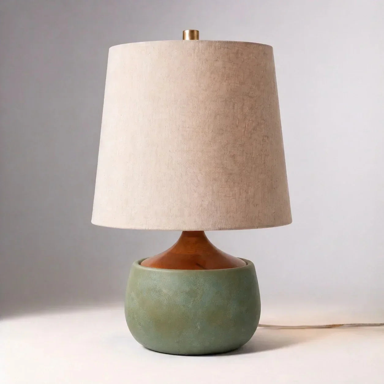 Lampe de table avec base en bois, abat-jour en lin et cylindre aspect ciment | Design moderne