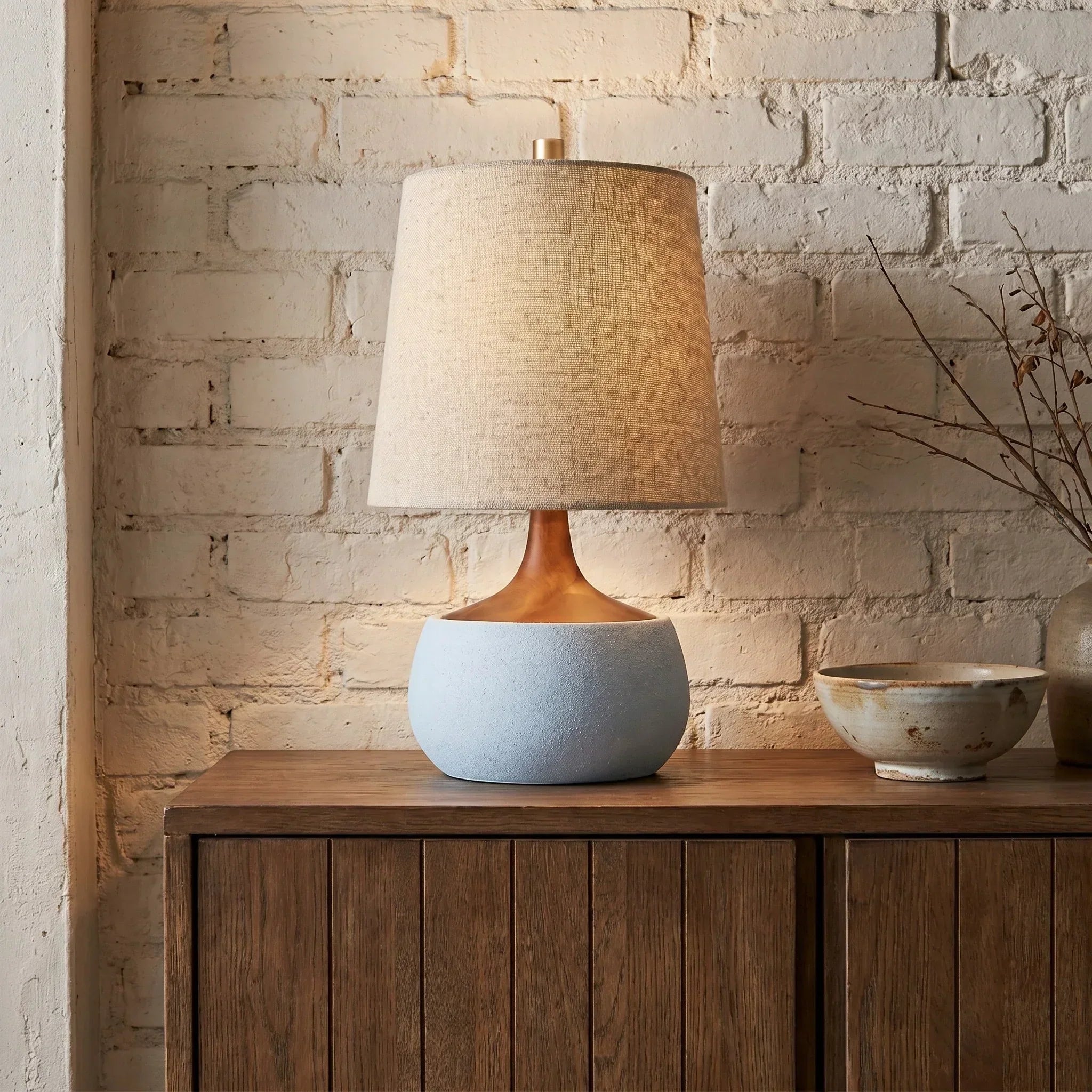 Lampe de table avec base en bois, abat-jour en lin et cylindre aspect ciment | Design moderne